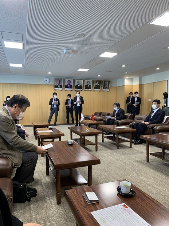 Hội hữu nghị Nagasaki - Việt Nam đóng góp khẩu trang cho tỉnh Nagasaki